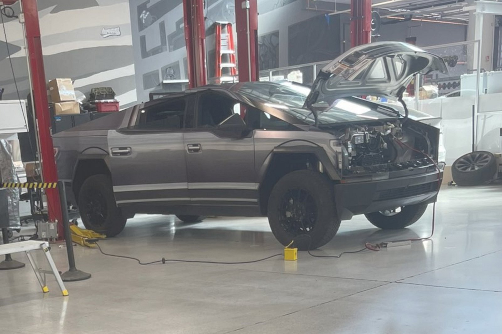 رصد صور تجسسية لتسلا سايبرترك في شخصية فورد إف 150