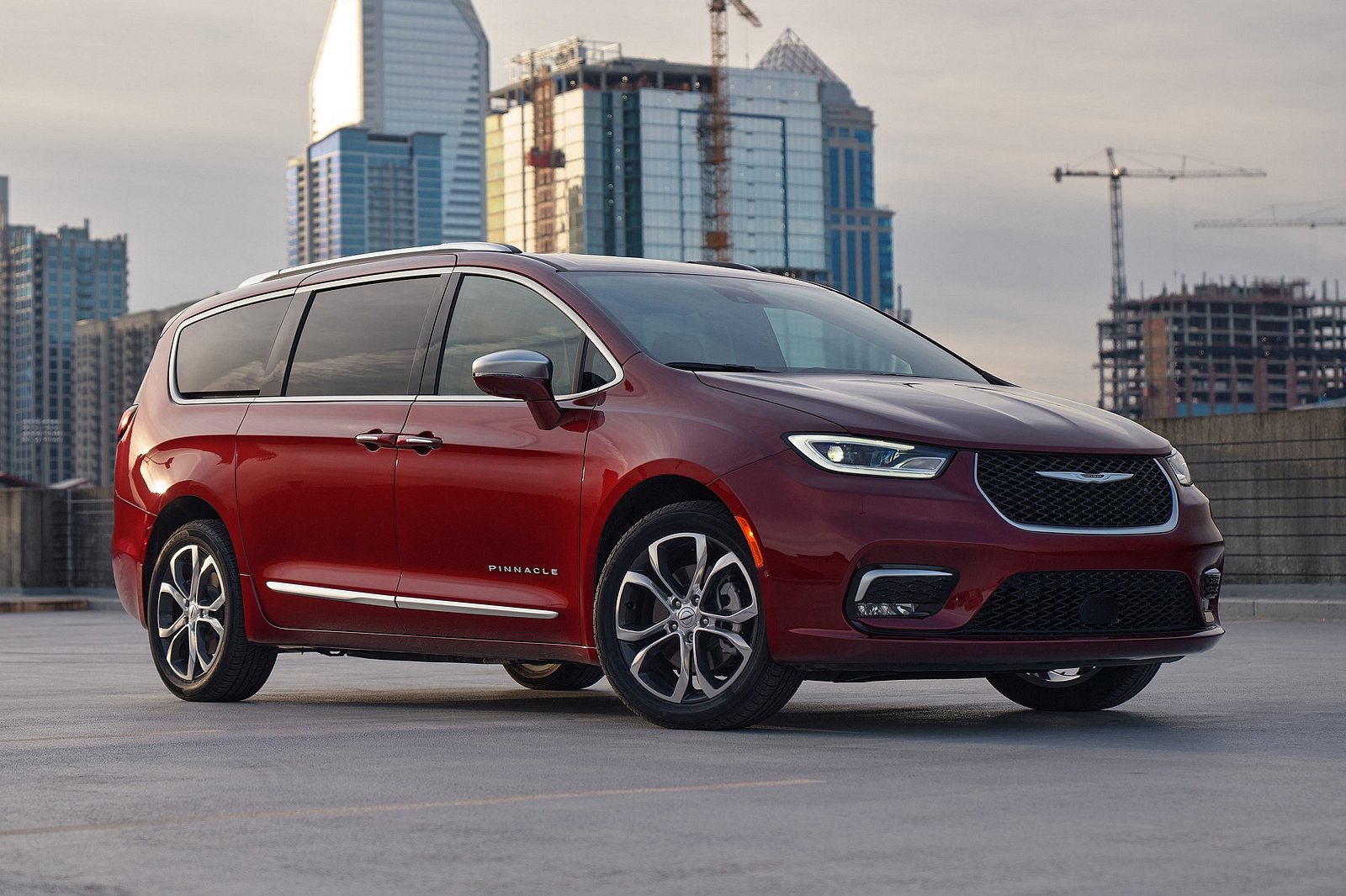 كرايسلر باسيفيكا 2024 تقدم بألوان جديدة وتصميم داخلي فاخر