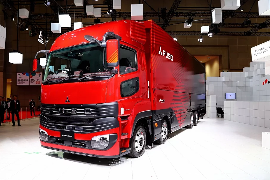 ميتسوبيشي فوسو تطرح شاحنة ثقيلة جديدة بتصميم مستقبلي اليوم