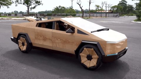 فيديو : نسخة مقلدة من تسلا سايبرترك مصنعة من الخشب بجودة عالية !!