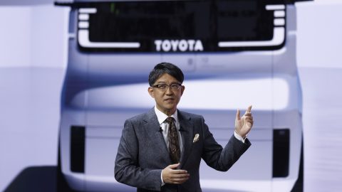 الرئيس التنفيذي لشركة تويوتا يؤكد أن السيارات الكهربائية القطعة المفقودة لديهم
