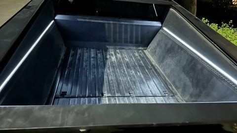 الصندوق الخلفي لتسلا سايبرترك يبدو غير عملي في صور جديدة