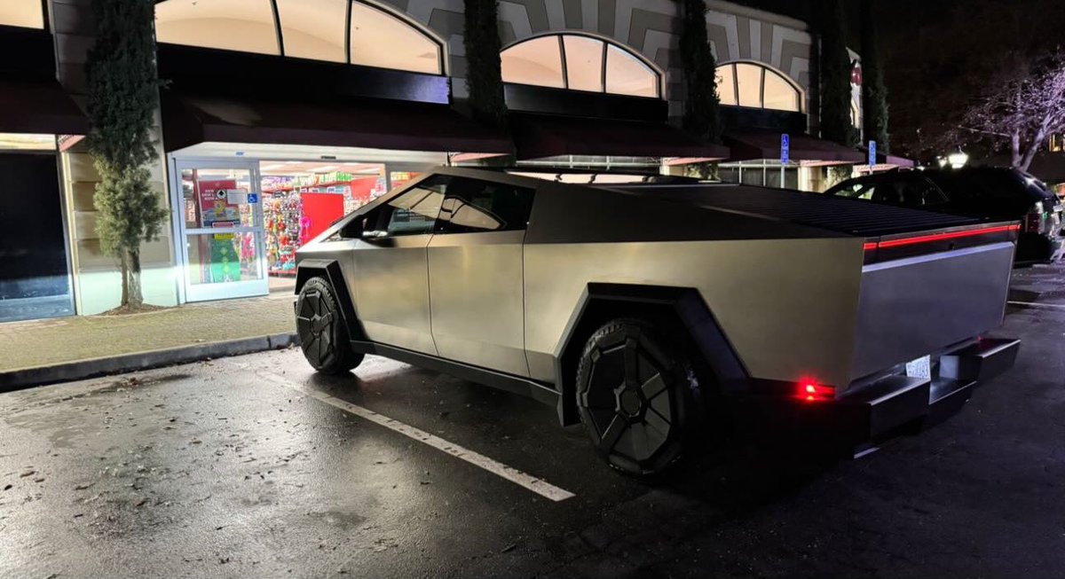 أسطورة التصميم جيورجيتو جيوجيارو يؤكد أن سايبرتراك هي بيكاسو عالم السيارات