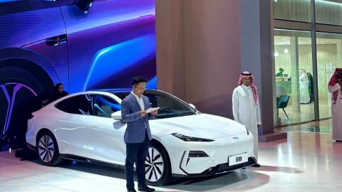 جيلي E8 الجديدة الكهربائية تظهر في السعودية لأول مرة