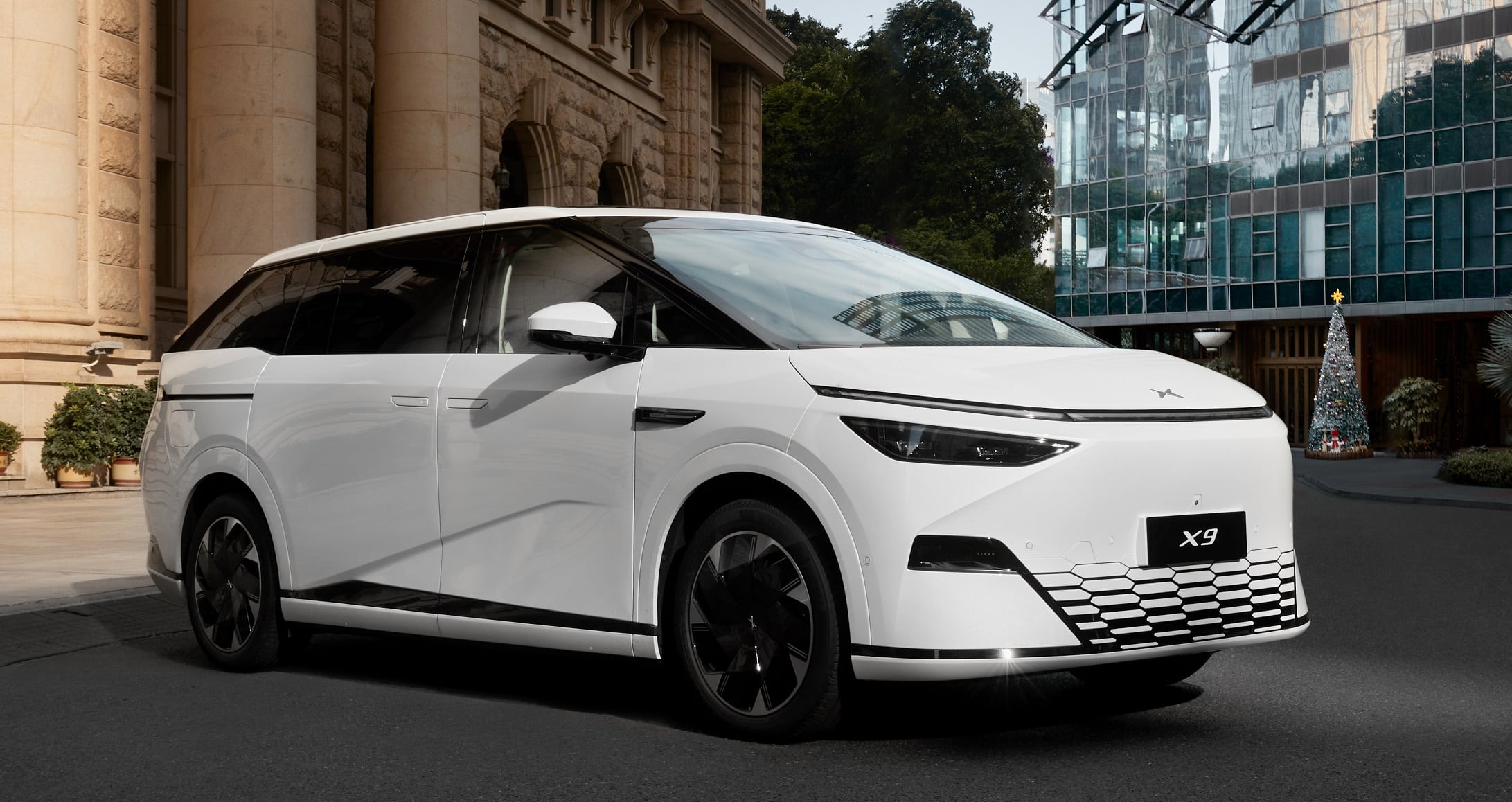 إطلاق إكسبنج X9 بسبعة مقاعد بسعر 50800 دولار وتصميم مركبة فضائية