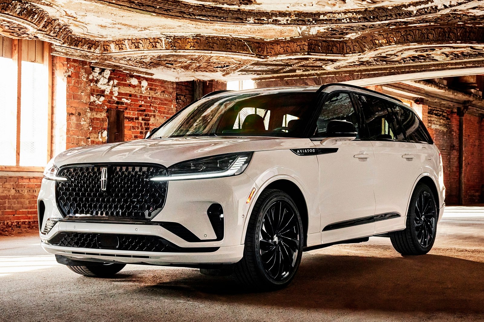 لينكولن أفياتور 2025 فيس ليفت تتخلى عن الدفع الهجين وتوفر مزيد من التقنيات