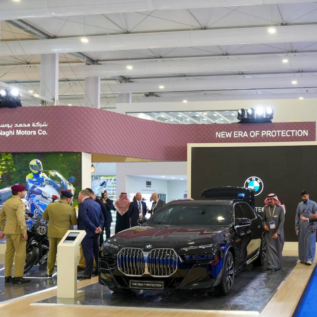 عرض سيارات BMW المصفحة في معرض الدفاع العربي