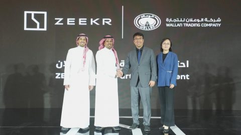الوعلان تحتفل بتوقيع شراكة مع زيكر لتوزيع سياراتها بالسعودية