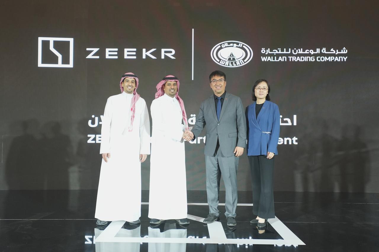الوعلان تحتفل بتوقيع شراكة مع زيكر لتوزيع سياراتها بالسعودية