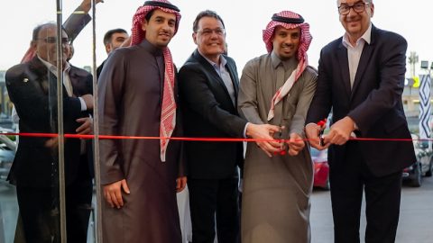 الوعلان للتجارة تفتتح أول مراكز رينو في الرياض