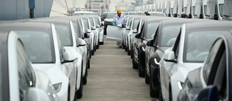 تسلا تخفض إنتاج السيارات الكهربائية في مصنعها بالصين