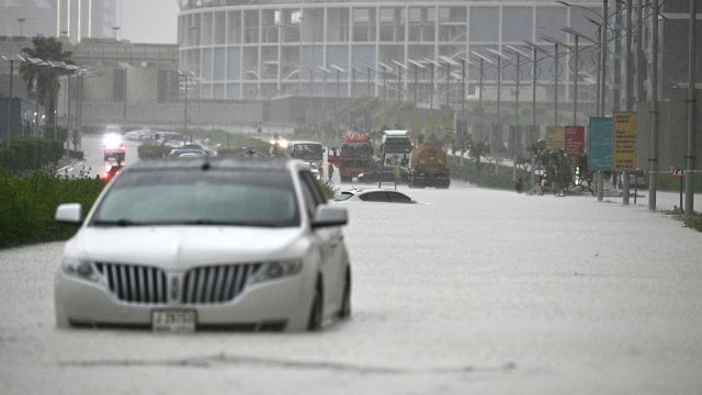 سائقو السيارات في دبي يعلقون في طريق الشيخ زايد لساعات بعد هطول أمطار غزيرة