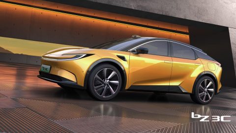عرض سيارتين كهربائيتين جديدتين من تويوتا في معرض بكين للسيارات 2024