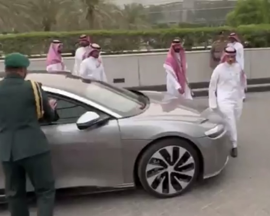 ظهور وزير الخارجية السعودي في سيارة لوسيد كهربائية بالرياض