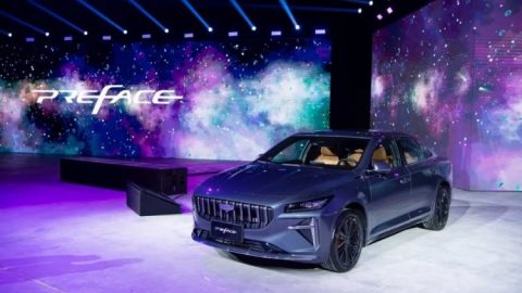 جيلي بريفيس 2025 تقدم لأول مرة في السعودية بمحرك 2 لتر