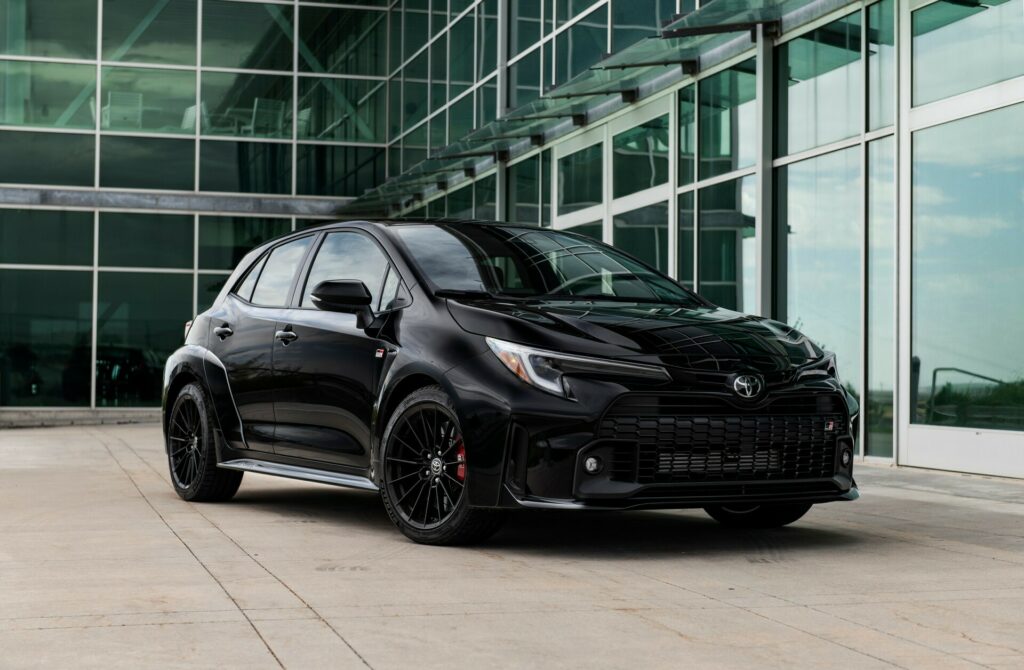 تسريبات حول تقديم تويوتا جي آر كورولا 2025 بناقل أوتوماتيك 8 سرعات