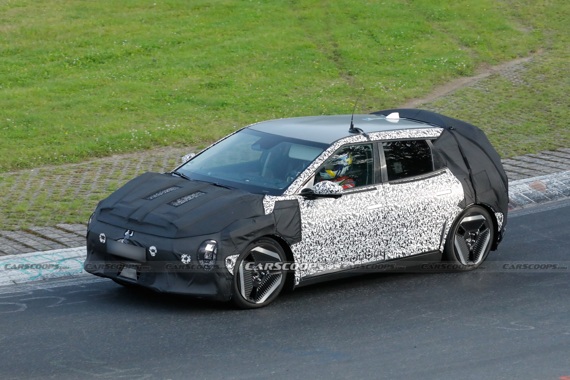 كيا EV4 الهاتشباك تتخلى عن المزيد من التمويه وتلاحق MG4