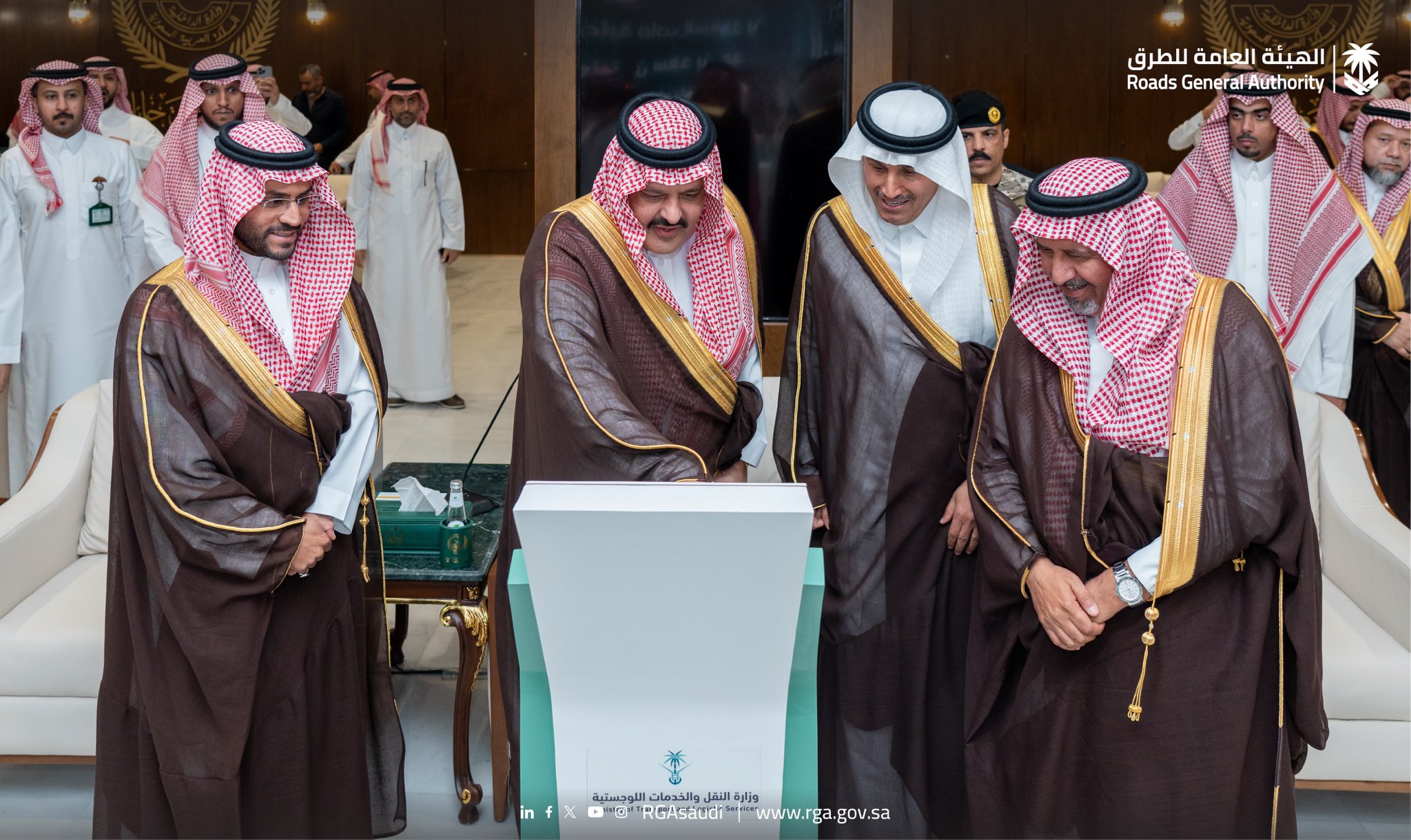 تدشين مشروعات طرق بحائل وافتتاح الحركة على تقاطع أحد رفيدة وطريق الملك عبدالله