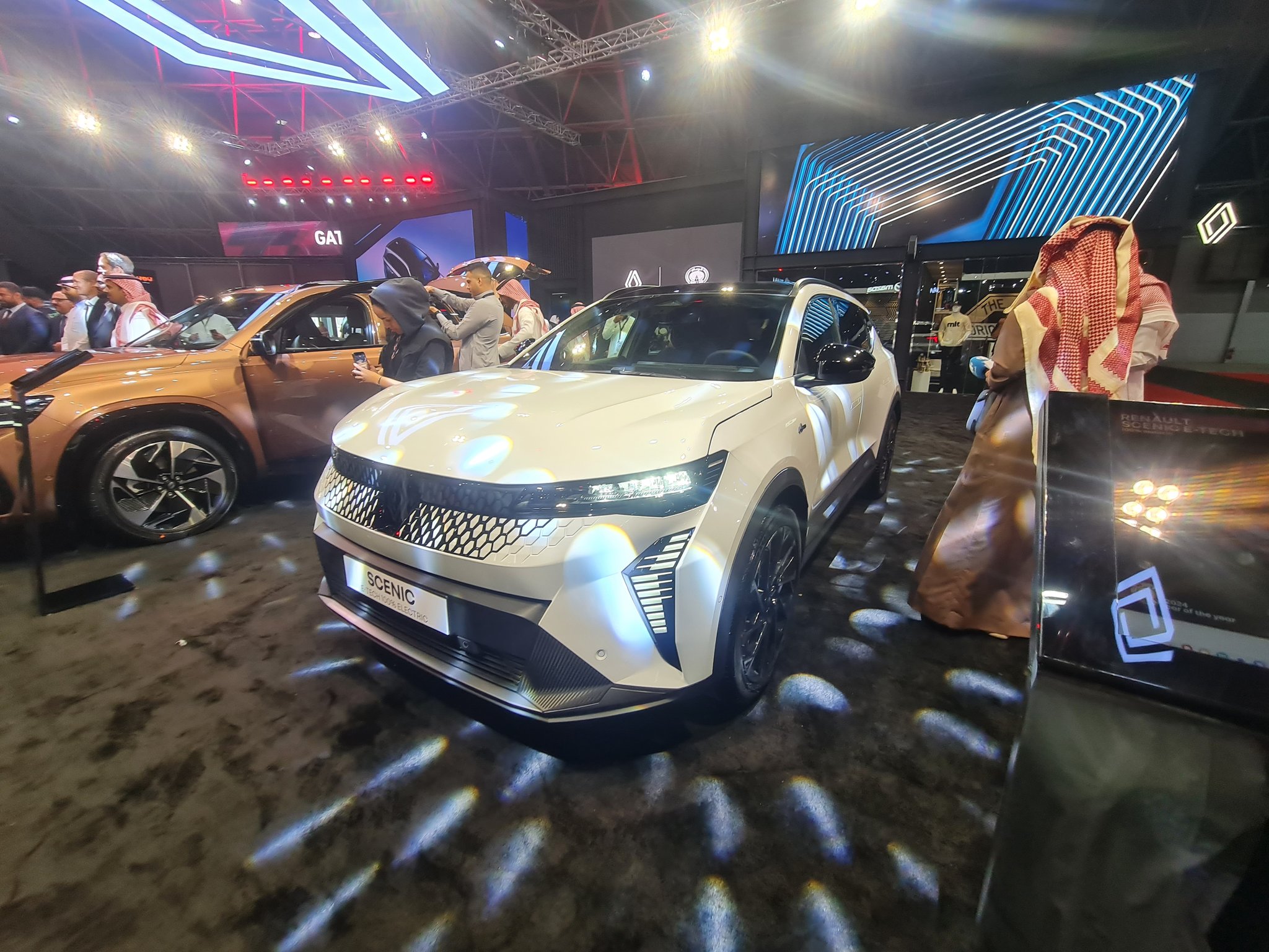 الوعلان تعلن عن 3 طرازات جديدة رينو في معرض جدة للسيارات