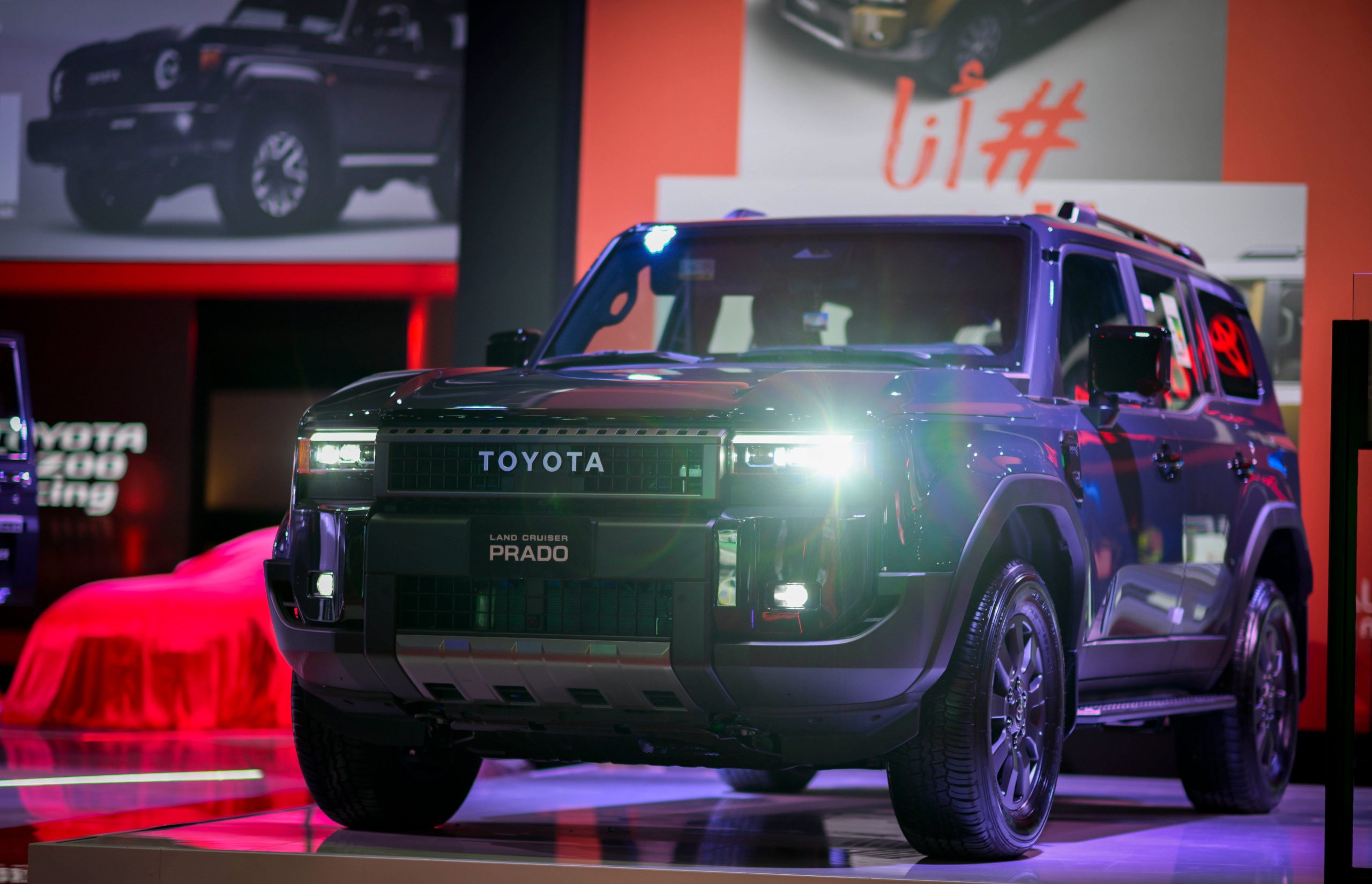 عبداللطيف جميل يطلق تويوتا كامري الجديدة وبرادو ولاندكروزر بمعرض جدة الدولي للسيارات