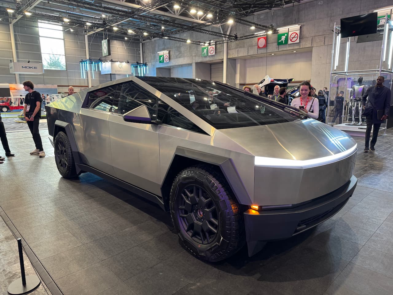 تسلا سايبرترك وحش بدون قيود في باريس