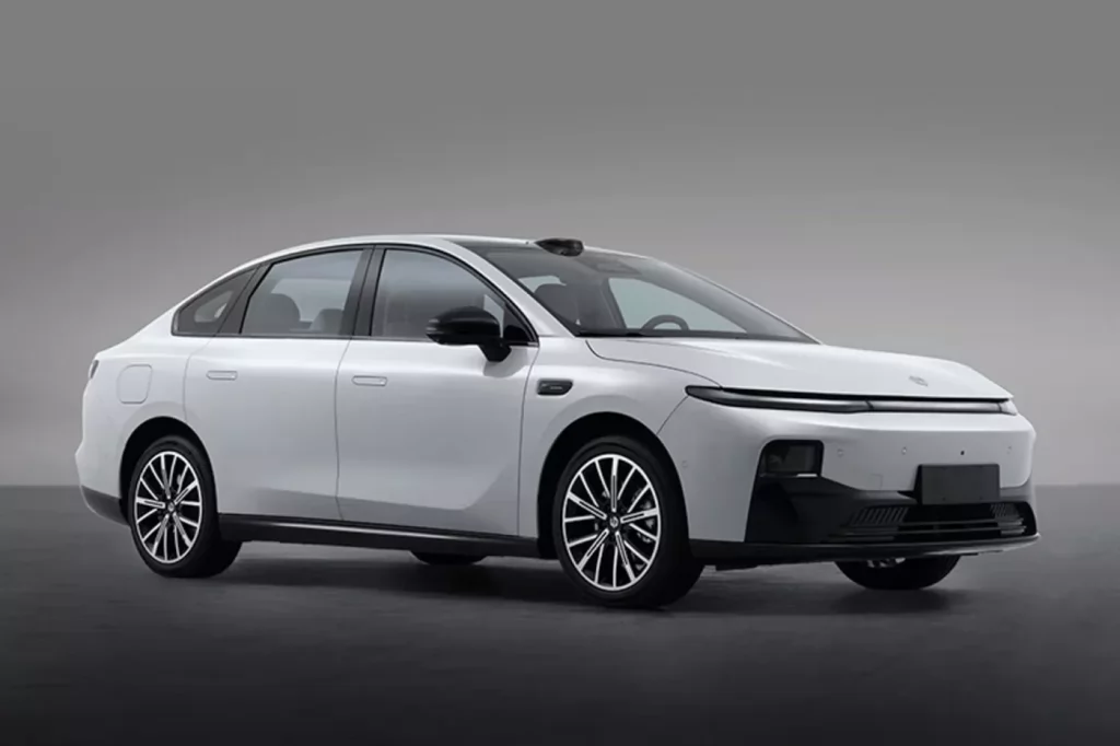 شركة ستيلانتيس الصينية تكشف عن أول سيارة سيدان لها