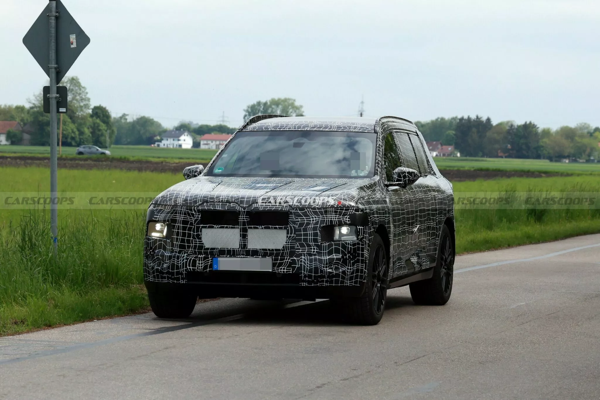 الجيل الثاني من سيارة BMW X7 يظهر في صور تجسسية