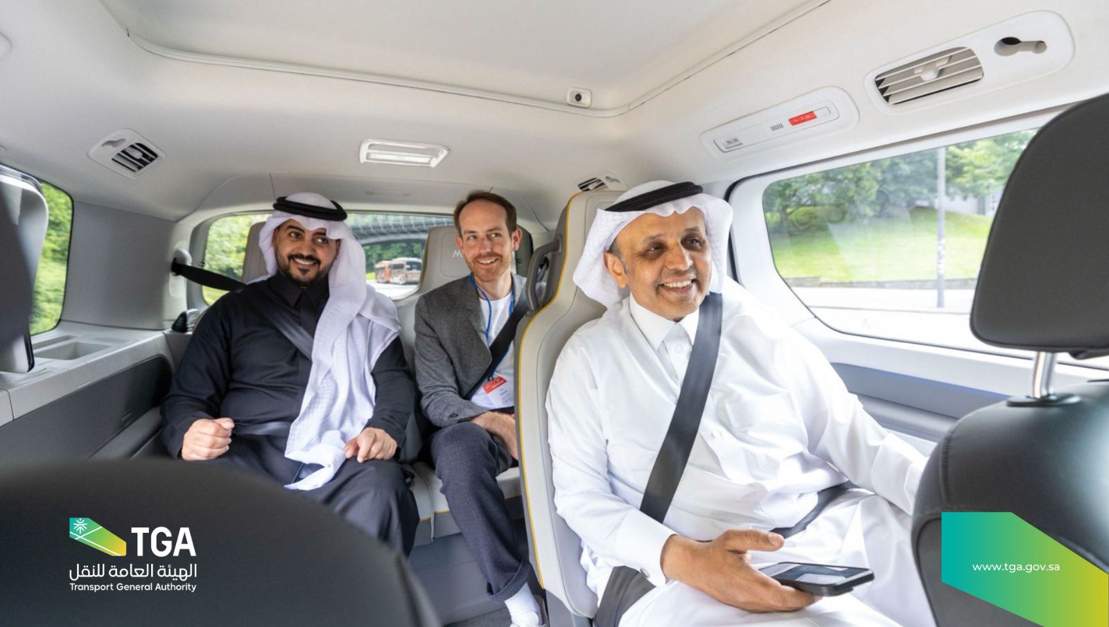 الرميح يجرب سيارة ذاتية القيادة من MOIA الألمانية التابعة لفولكس فاجن