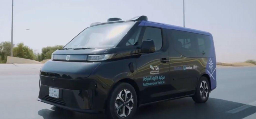 نائب أمير منطقة الرياض يستقل مركبة ذاتية القيادة