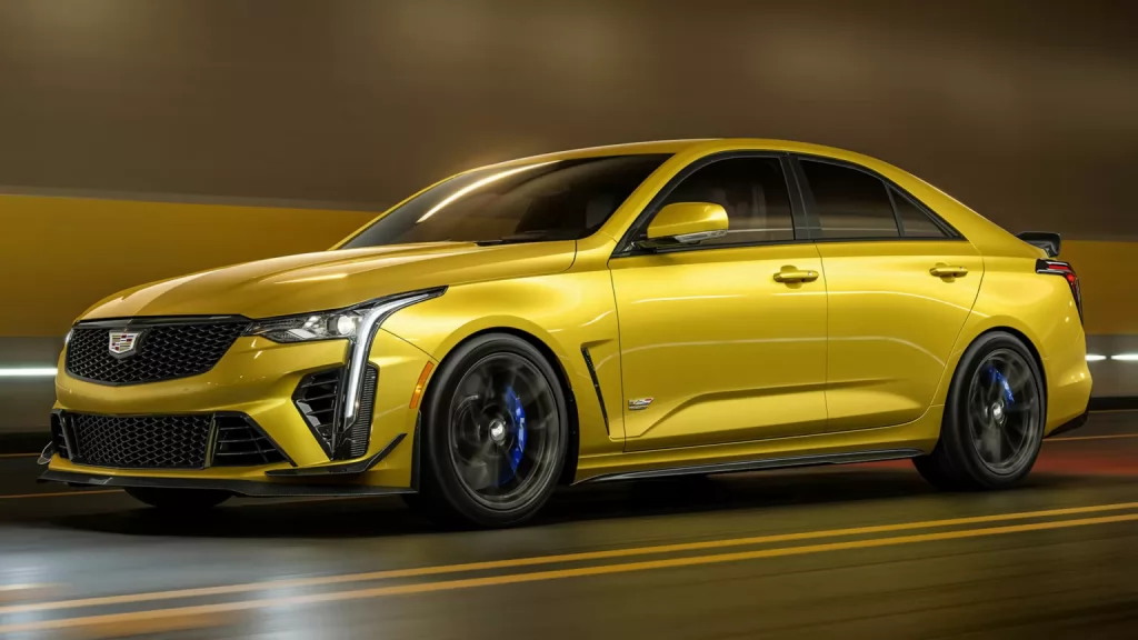 سيارة كاديلاك CT4 السيدان الأساسية أصبحت أكثر فخامة وتكلفة
