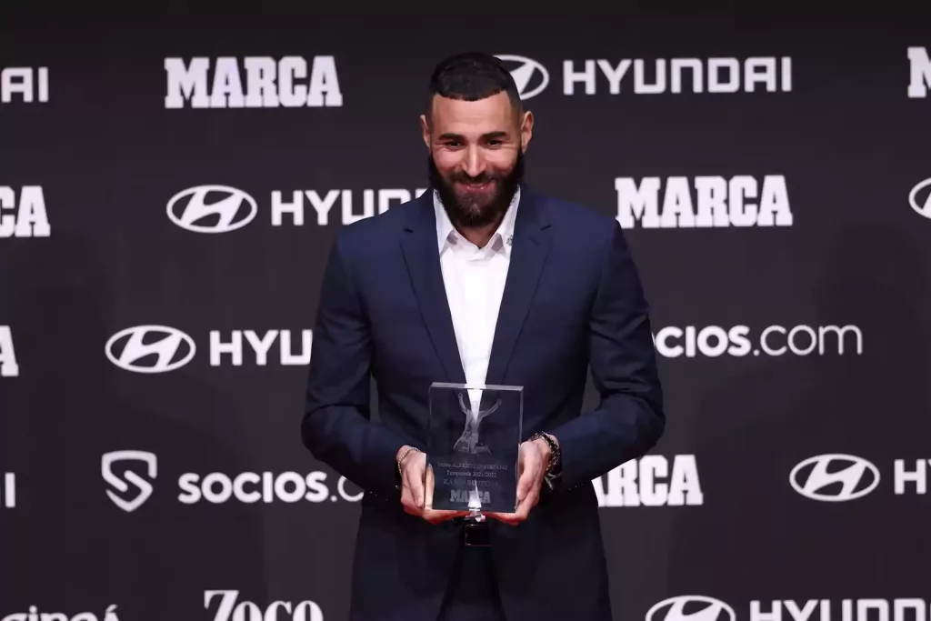 كريم بنزيمة يشتري سيارة BMW M5 براتبه في يوم واحد