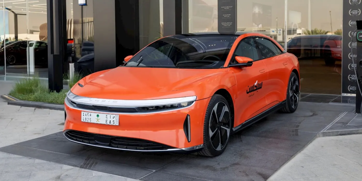 لوسيد توسع نطاق تأجير السيارات الكهربائية في السعودية مع إطلاق جرافيتي