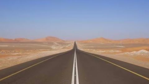في السعودية : أطول طريق مستقيم في العالم حيث لا يوجد منعطف لمسافة 240 كم