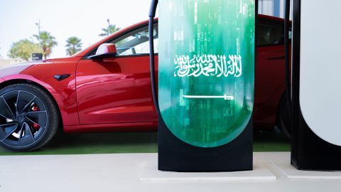 بسبب الحرب : تسلا تتيح خدمة الشحن السريع المجانية للسيارات في الإمارات والسعودية وقطر