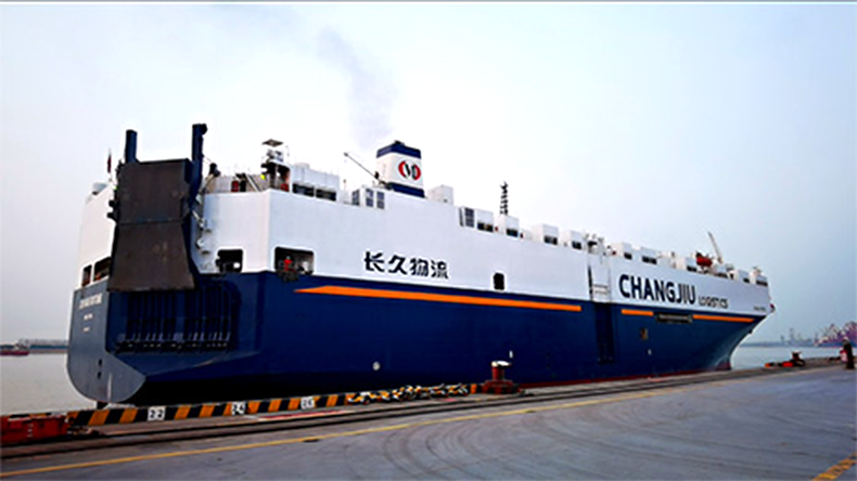 أول ناقلة سيارات تغادر خليج هرمز منذ وقف الملاحة بعد تفريغ حمولتها بالسعودية