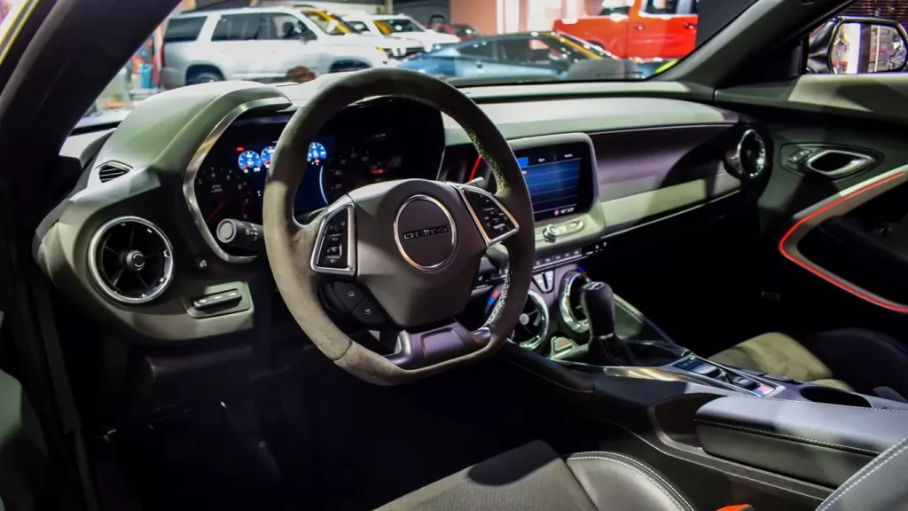 شيفروليه كامارو الجيل القادم سيأتي بناقل حركة يدوي ومحرك احتراق داخلي