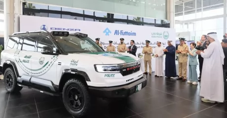 دينزا B8 الهجينة الصينية بقوة 738 حصان تصبح سيارة شرطة دبي الرسمية