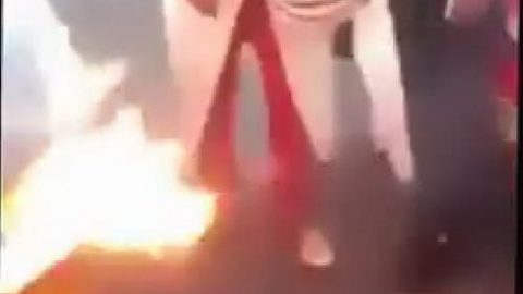 فيديو : دفعة وقود غير محترقة تشعل النار في لامبورجيني أفنتادور خلال زفاف