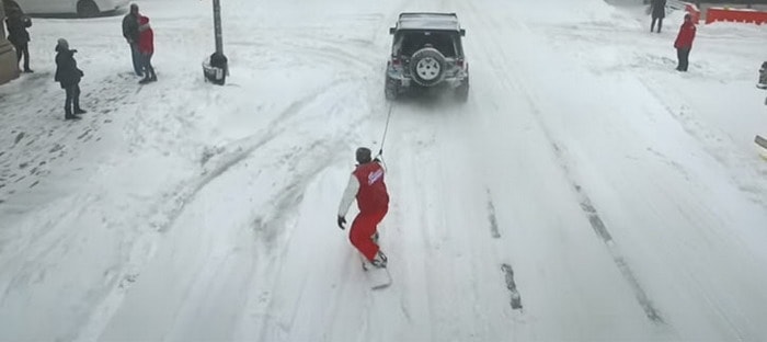 فيديو : شوارع نيويورك تتحول لساحات تزلج علي الجليد !!