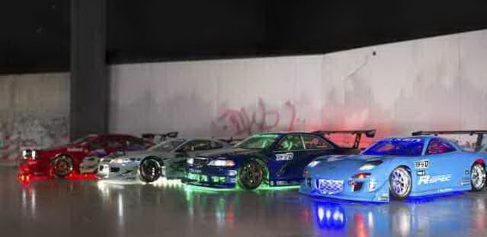 فيديو : 4 سيارات تعمل بالتحكم عن بعد تمارس الدريفت المتزامن علي مضمار خاص