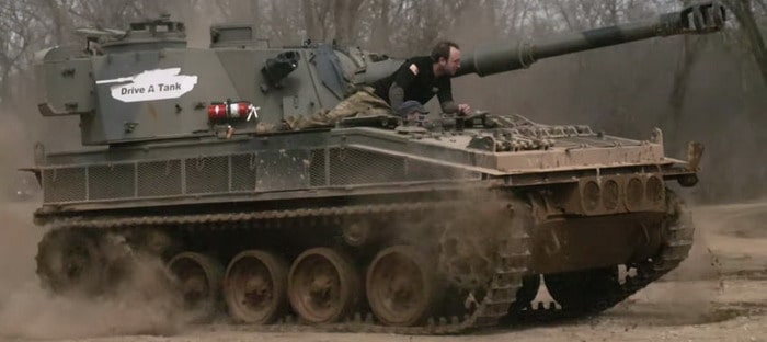 فيديو : هل تساءلتم في يوم ما كيف تكون قيادة الدبابات ؟!