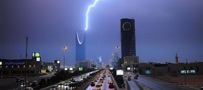 صاعقة تضرب سيارة في السعودية وتفجر اطاراتها الأربعة