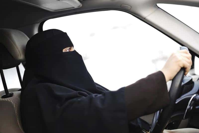 المرور يجهز الطريق لقيادة المرأة للسيارة في السعودية