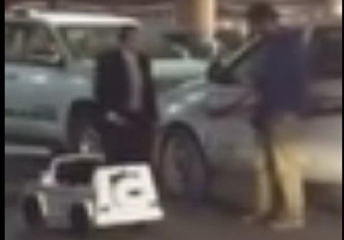 يزيد الراجحي يهدي صديق له سيارة مرسيدس G-Class تنفيذاً لرهان بينهما