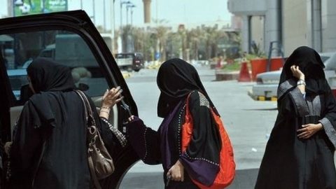 أوبر وكريم يحصدان اقبال السعوديات بسبب التكلفة والأمان