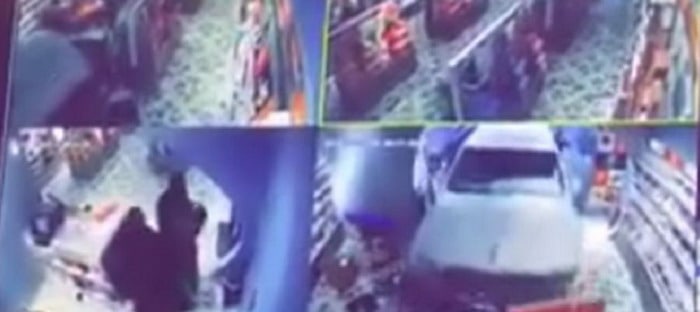 فيديو : سيارة تقتحم متجر للمستلزمات النسائية في السعودية