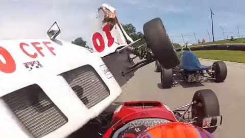 فيديو: عندما تشتعل المنافسة في سباقات السيارات.. يعبر السائقين فوق بعضهم البعض!!