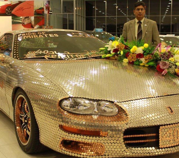 فخر الإمارات . . سيارة مزينة بالعملات تبحث عن متحف دائم لعرضها