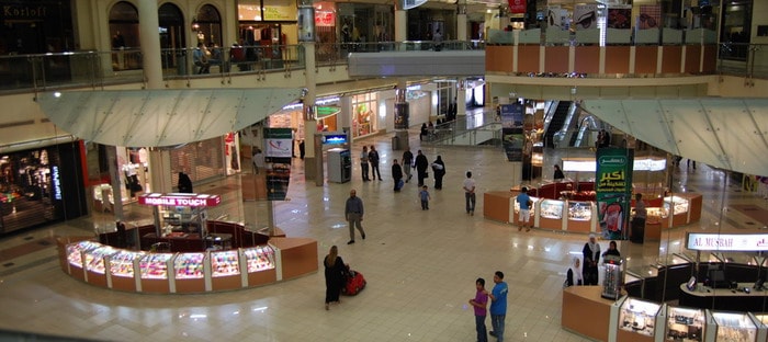 فيديو : اقتحام مركز تسوق من قبل سيارة وحوادث للسعوديات لأول مرة