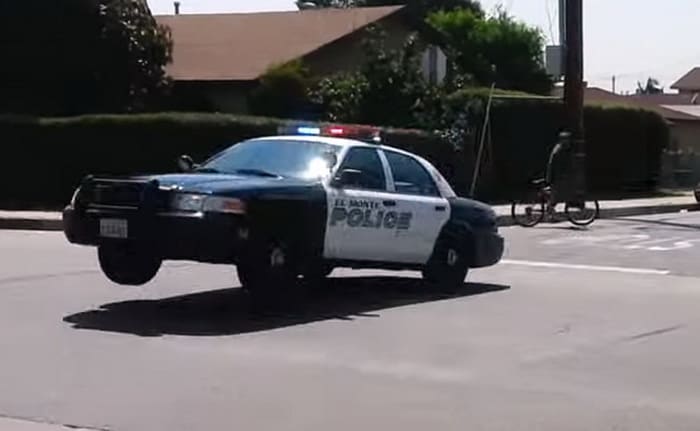 فيديو : سيارتا شرطة مسرعتان تقفزان عبر تقاطع بشكل قد يبدو مخيف أو رائع